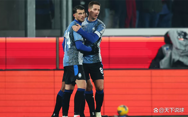 足球场上的紧张对抗成为焦点 足球场上的紧张对抗成为焦点