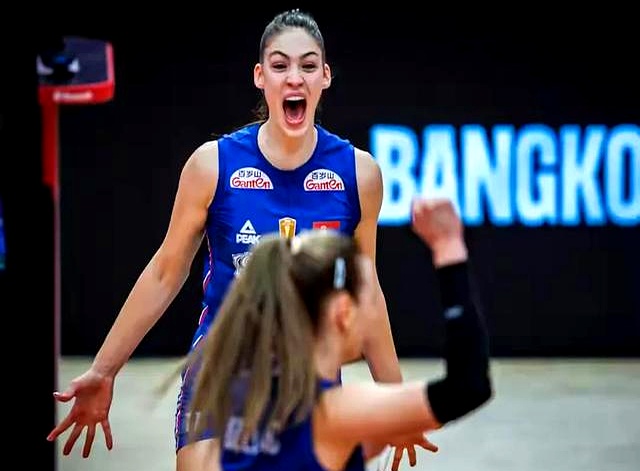 塞尔维亚排球队英勇作战，成功卫冕