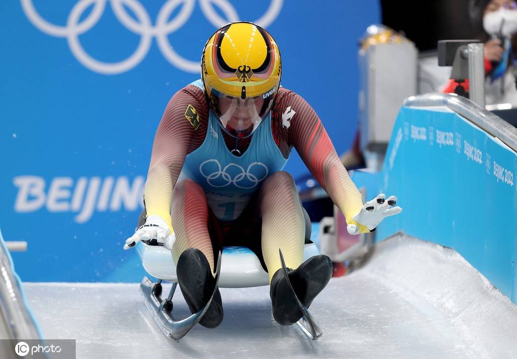 包含保龄球比赛中，德国选手登上领奖台的词条