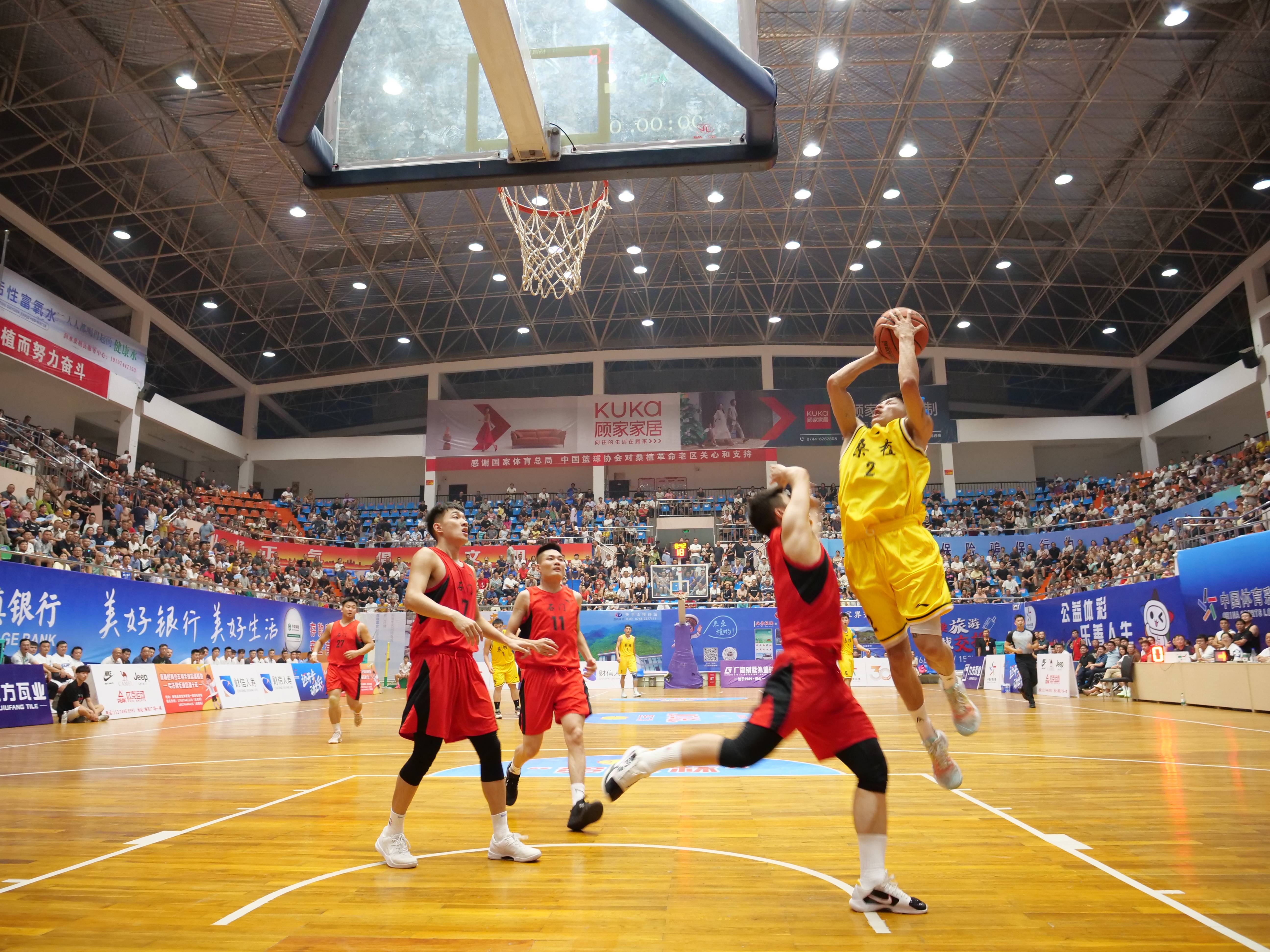 篮球比赛精彩纷呈,球迷欢呼不断 篮球比赛精彩纷呈,球迷欢呼不断