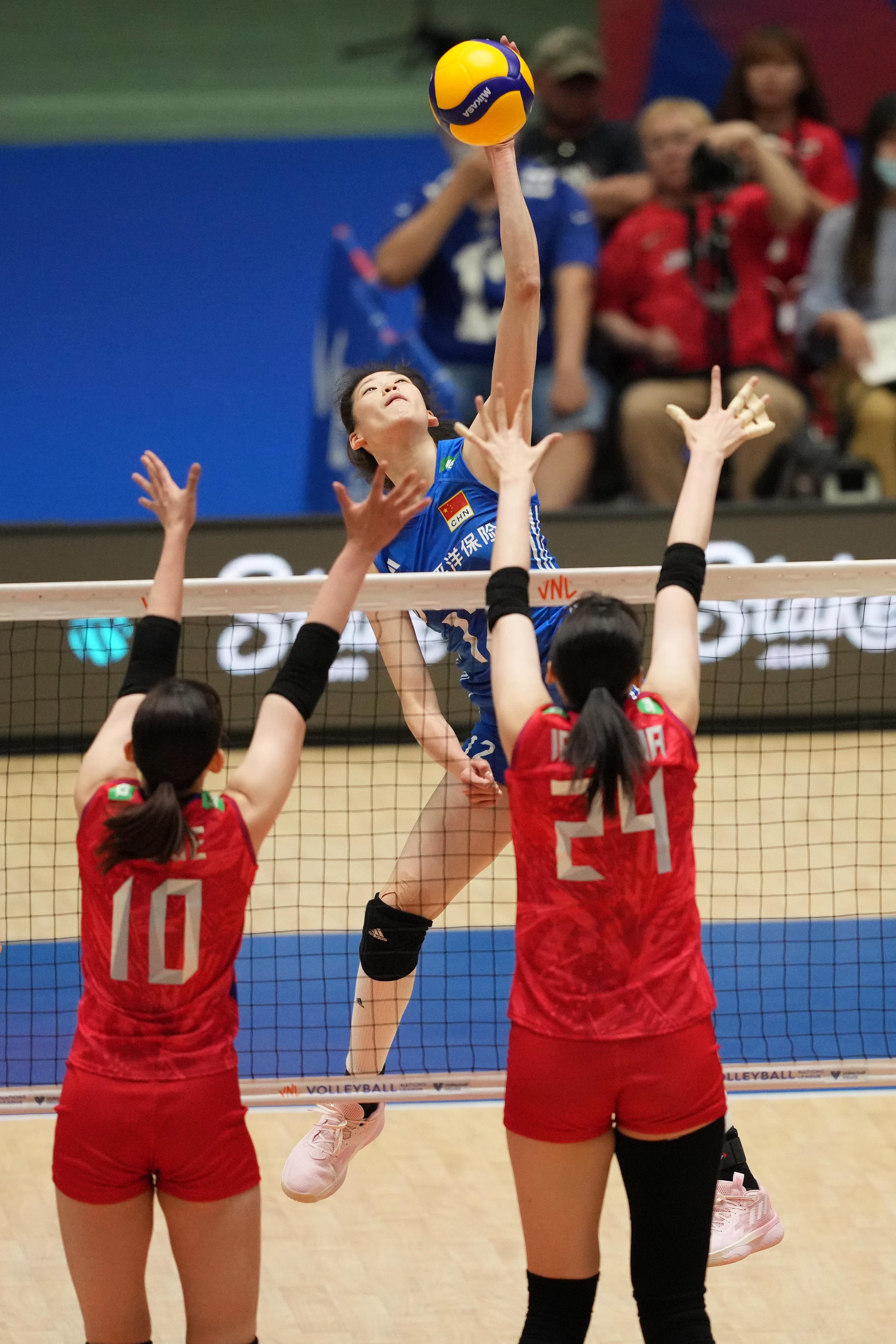 排球决赛震撼开打,巅峰对决引爆全场 排球决赛震撼开打,巅峰对决引爆全场