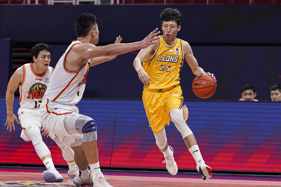 北京队横扫天津队,王哲林刷新纪录 北京队横扫天津队,王哲林刷新纪录