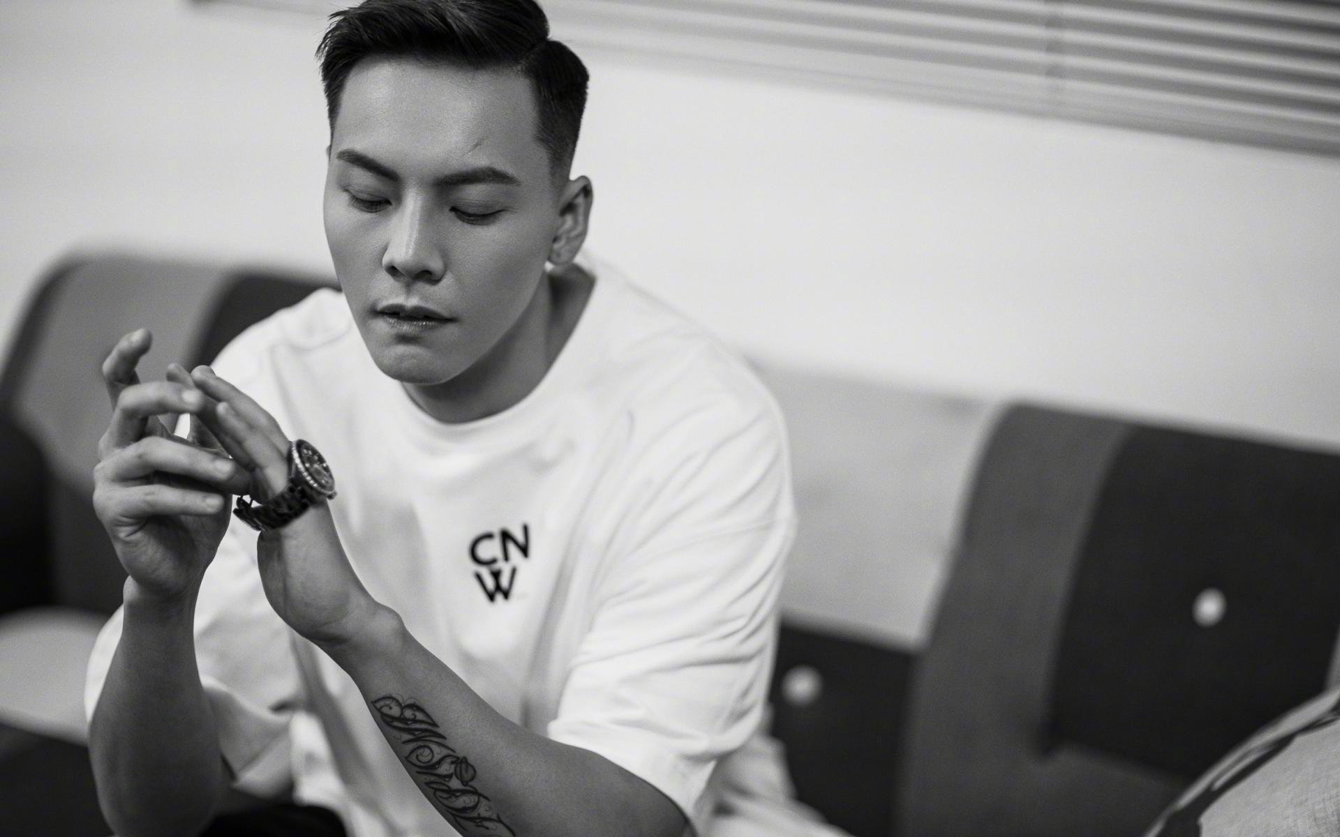 欧冠半决赛焦点战,猛龙队掀翻广厦队,绿茵场上的跨界风暴