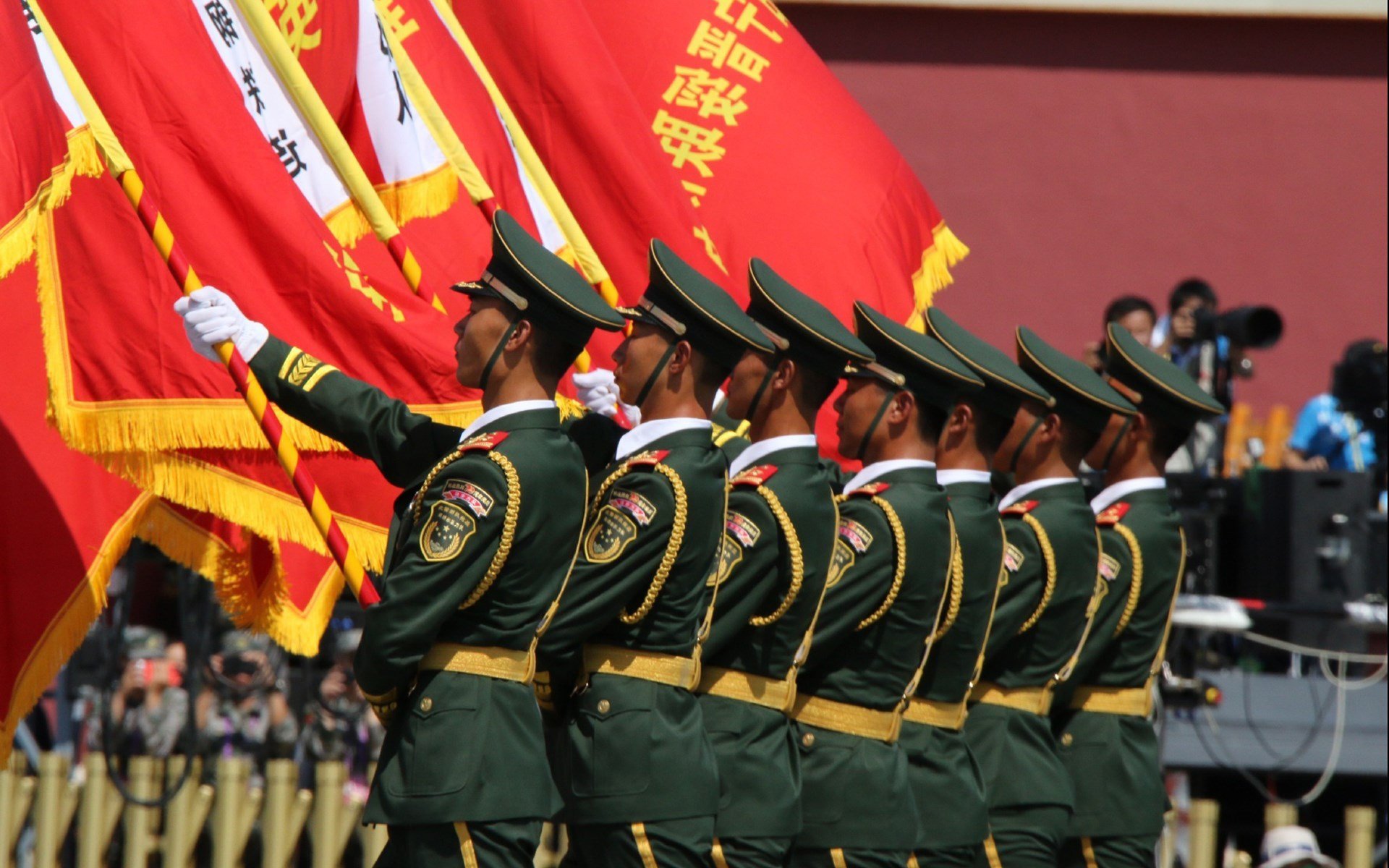 当萨姆·克鲁伊维特变成赛车手，喀麦隆淘汰澳大利亚，金玟哉在F1年度争冠接管比赛